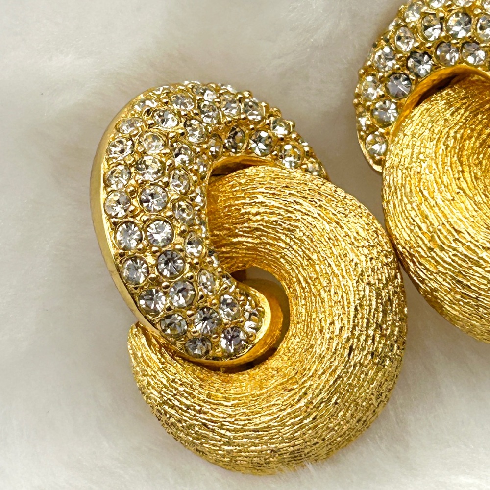 ⚜️Vintage CHRISTIAN DIOR Gold Tone Crystal Love Knot Clip-On Earrings 1980s - Picture 4 of 16